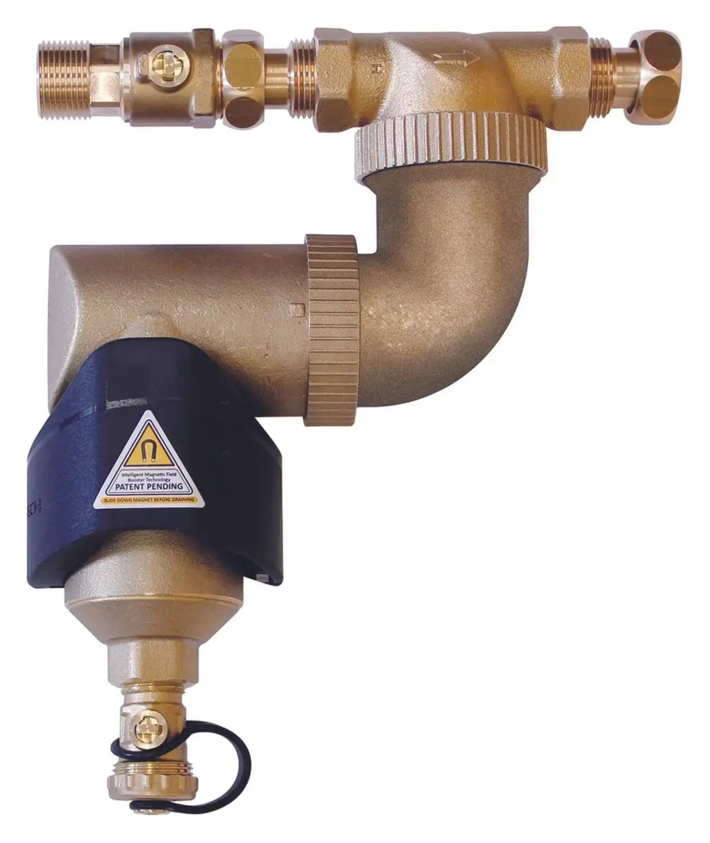 Magnetitfilter von Vaillant, mit Verbindungsteilen und einer L-förmigen Armatur, geeignet für eine Unterputzmontage in Heizsystemen.